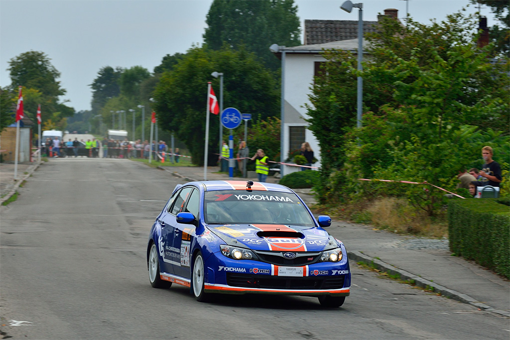Horslunde var centrum for Sydhavsrally, og her kørtes også en af løbets hastighedsprøver. Indbyggere og officials ser Max Christensens flotte Subaru for fuld fart gennem byens gader
(Foto: Michael Eisenberg)